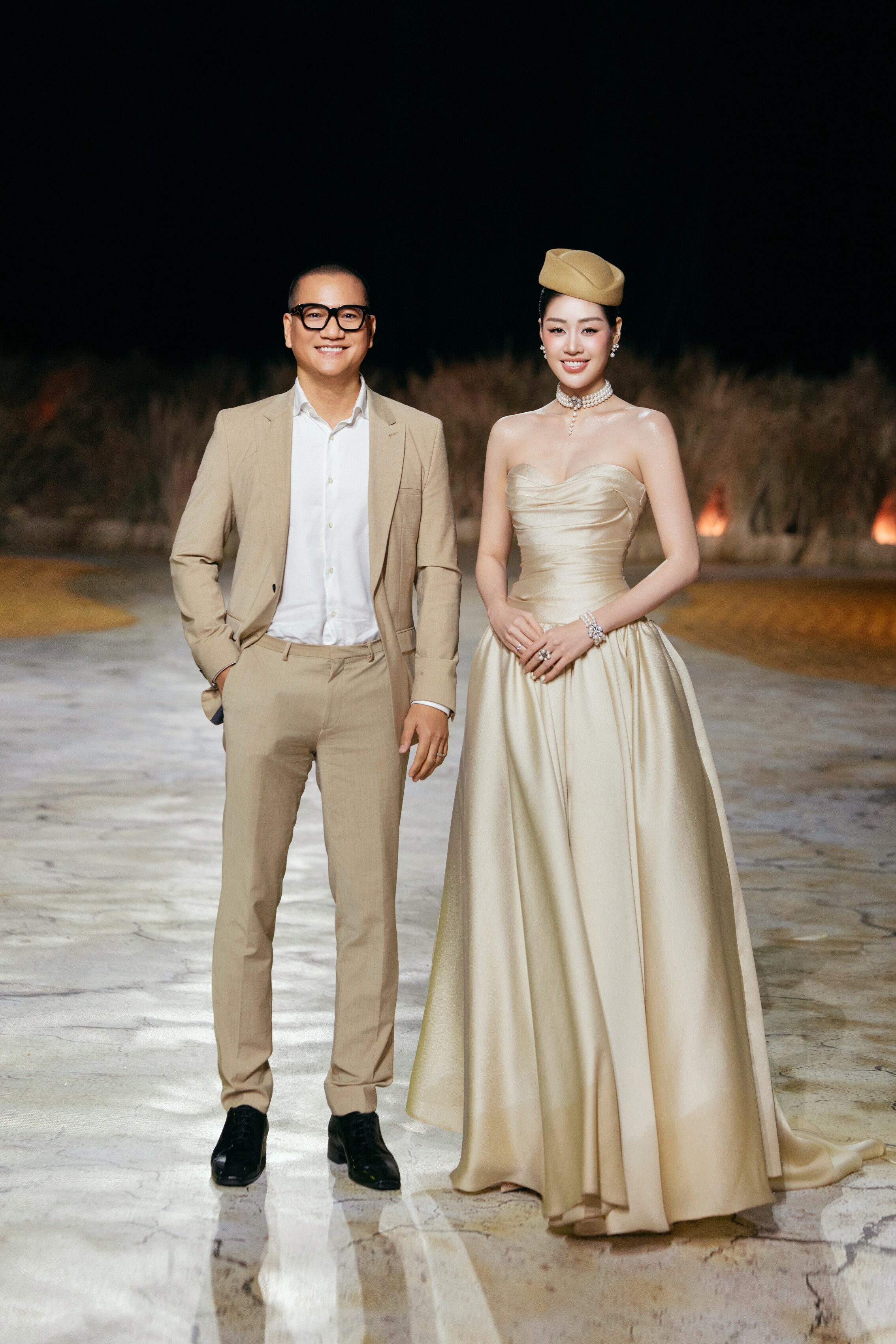 Hoa hậu Khánh Vân tình tứ bên chồng khi nhận giải King amp; Queen.