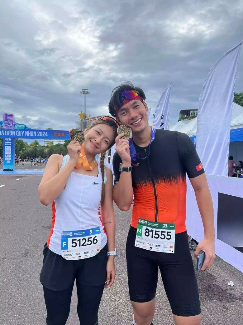 Khả Ngân và Nhan Phúc Vinh cùng tham gia một giải marathon ở Quy Nhơn. Khả Ngân chọn cự ly 5 km trong khi Nhan Phúc Vinh chinh phục đường chạy 21 km.