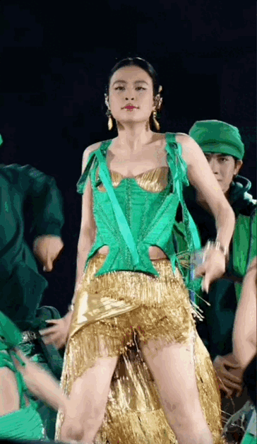 Không tin nổi sắc vóc Hoàng Thuỳ Linh ở tuổi 38 - 4