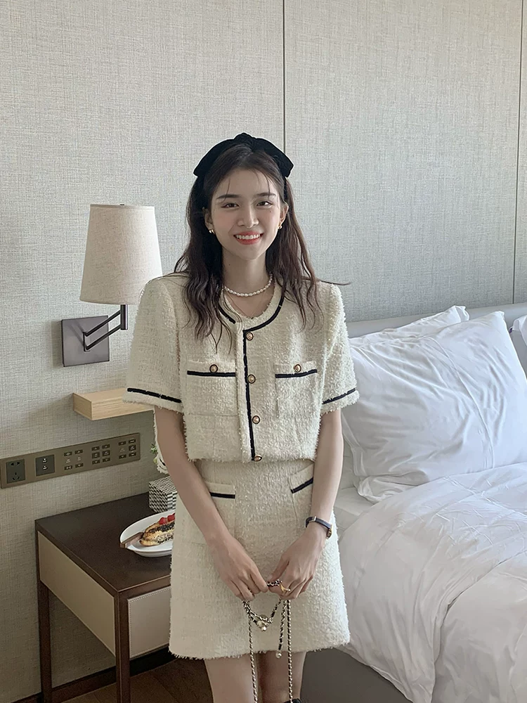 Set dạ tweed vốn thanh lịch, thêm đôi khuyên tai ngọc trai là đủ nâng tầm diện mạo. Ngọc trai trắng đặc biệt hợp các gam đen, be, xám.