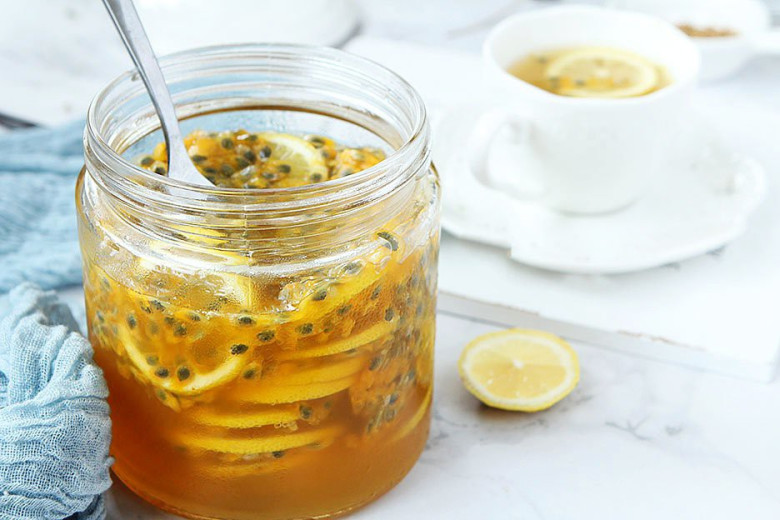 Sự kết hợp giữa chanh leo, chanh vàng và mật ong cung cấp lượng lớn vitamin C cùng chất chống oxy hóa, giúp hỗ trợ tăng sinh collagen, làm sáng da, tăng sức đề kháng và hỗ trợ tiêu hóa. Thức uống này còn giúp cơ thể bổ sung nước hiệu quả.