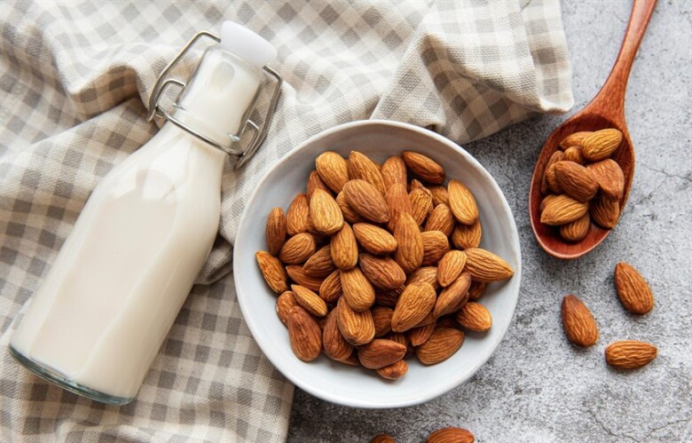 Sữa hạnh nhân giàu vitamin E, chất béo tốt và khoáng chất, giúp nuôi dưỡng làn da, duy trì độ ẩm, hỗ trợ chống oxy hóa và tốt cho tim mạch. Chọn loại không đường còn góp phần kiểm soát cân nặng hiệu quả hơn.