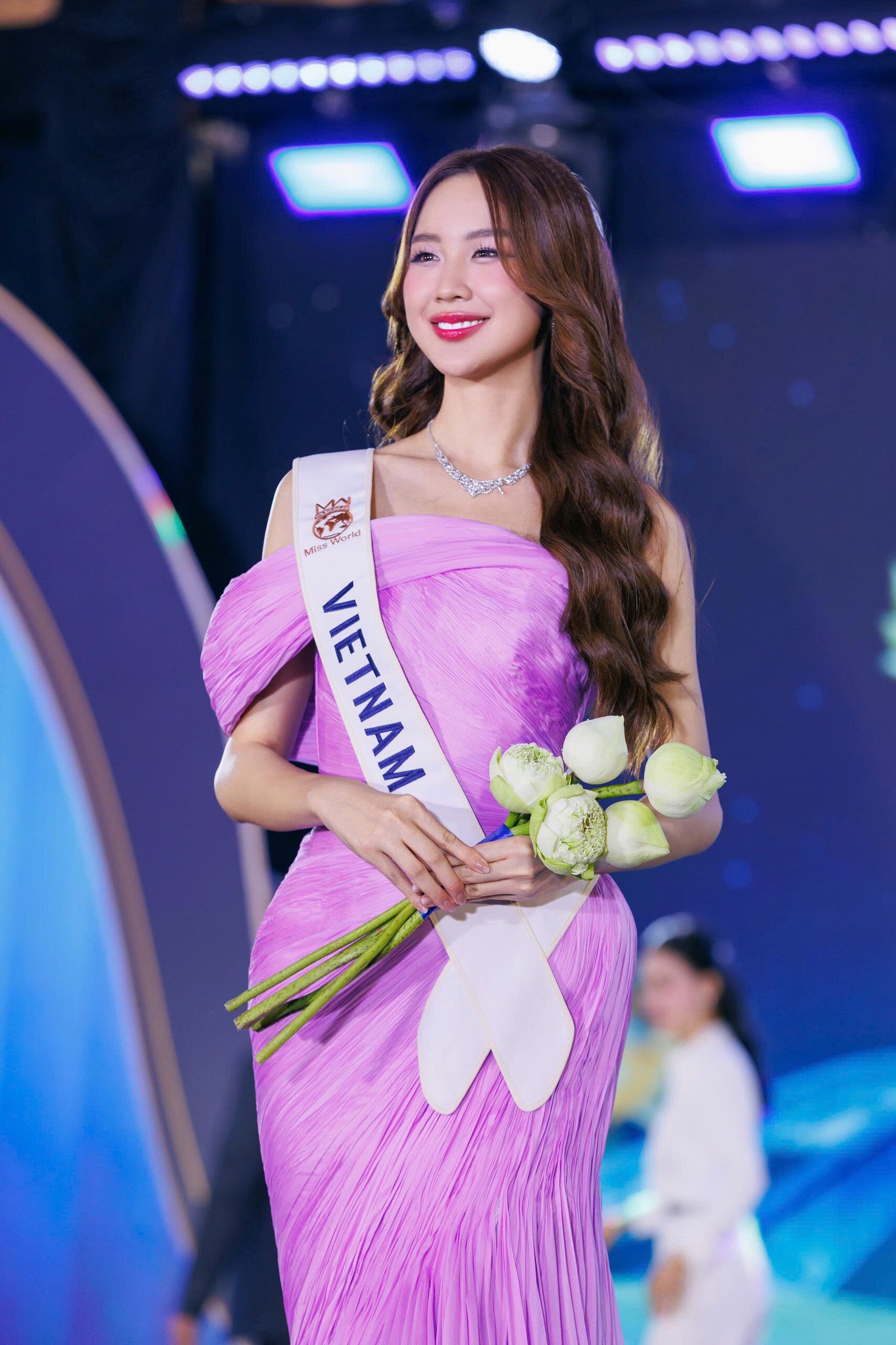Hoa hậu Bảo Ngọc rạng rỡ khi nhận sash tại Miss World 2026.