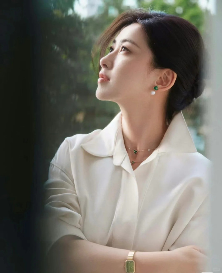 Không cần trang điểm quá cầu kỳ hay diện trang phục lộng lẫy, Chu Châu vẫn dễ dàng thu hút mọi ánh nhìn nhờ thần thái sang trọng. Nụ cười nhẹ, ánh mắt cuốn hút cùng khí chất điềm tĩnh giúp nữ diễn viên toát lên vẻ đẹp quý phái, càng ngắm càng có sức hấp dẫn riêng.