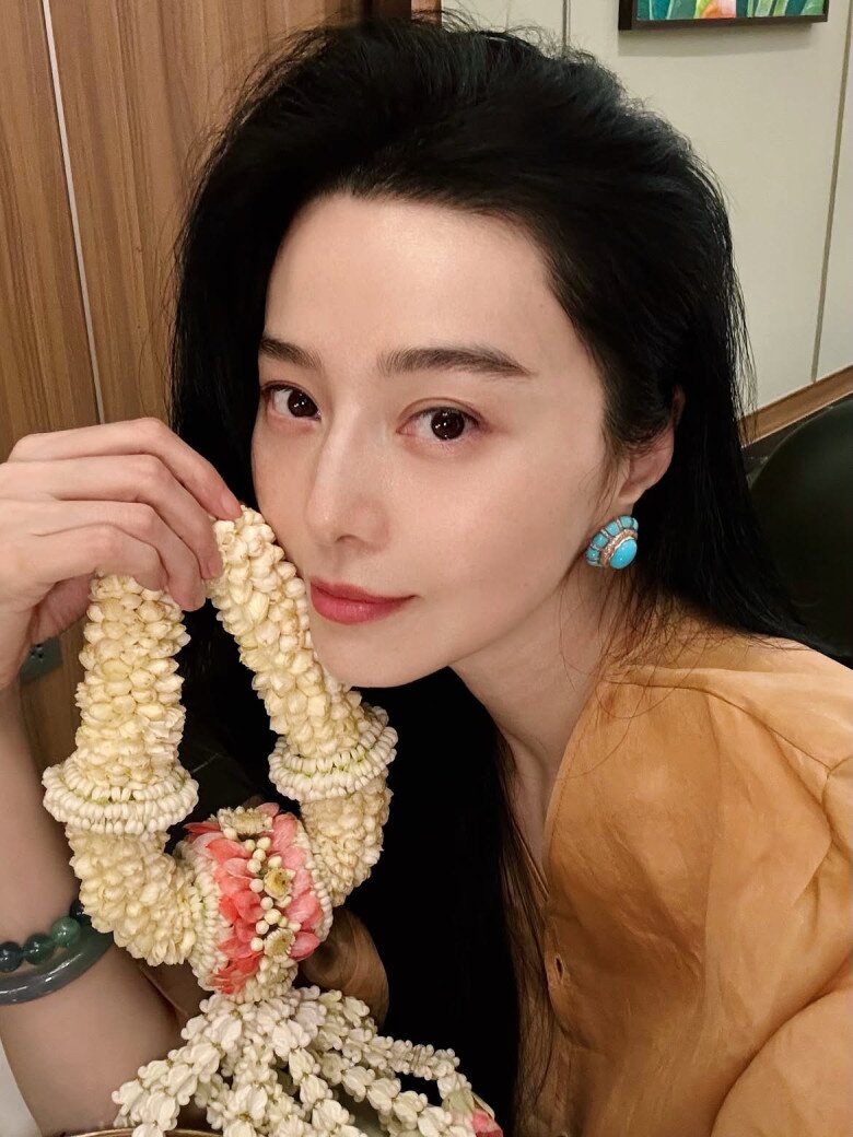 Không chỉ Chu Châu, Phạm Băng Băng cũng nhiều lần lựa chọn trang sức ngọc lam trong các sự kiện và bộ ảnh thời trang. Sắc xanh đặc trưng của loại đá quý giúp tôn làn da trắng, tạo điểm nhấn sang trọng, đồng thời góp phần hoàn thiện hình ảnh quyền quý, kiêu sa của nữ diễn viên.