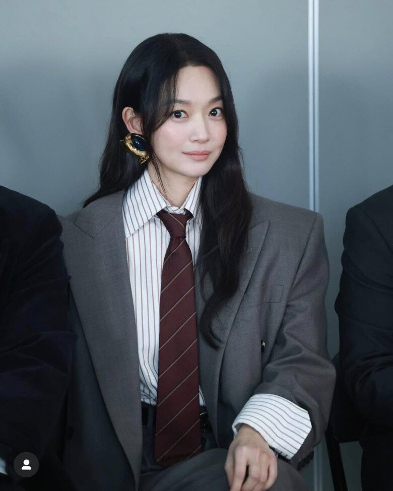 Bước sang tuổi 42, Shin Min Ah vẫn giữ được làn da căng mịn, vóc dáng thon gọn và thần thái rạng rỡ. Nhan sắc gần như không thay đổi theo thời gian giúp cô tiếp tục là gương mặt được nhiều thương hiệu cao cấp săn đón và luôn xuất hiện trong các bảng xếp hạng mỹ nhân Hàn Quốc.
