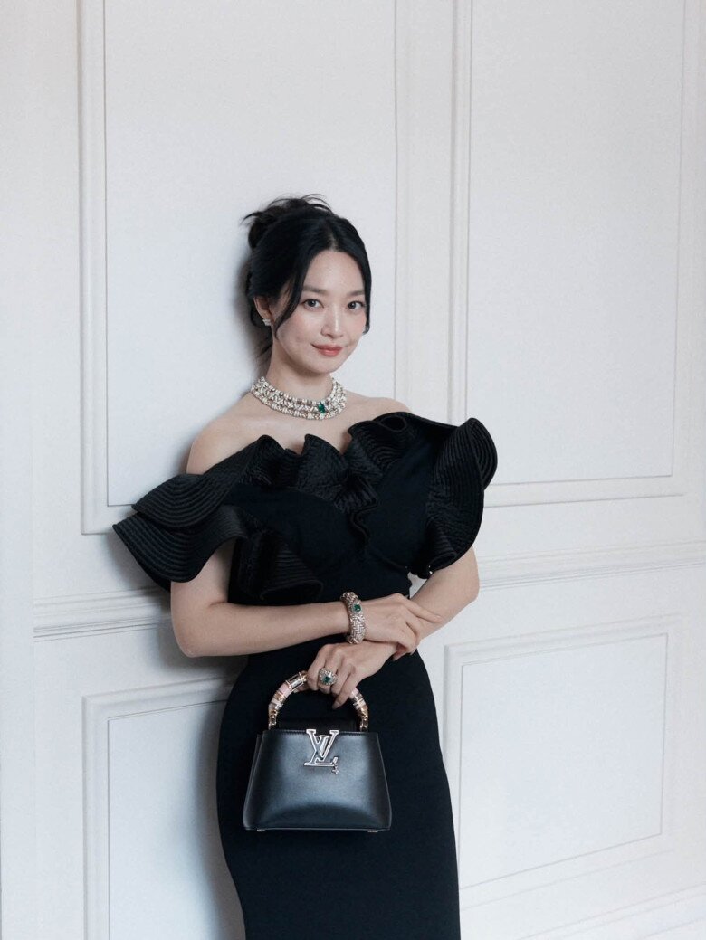 Shin Min Ah là minh chứng cho vẻ đẹp bền vững không đến từ những phương pháp làm đẹp cầu kỳ mà được xây dựng từ lối sống khoa học và sự kiên trì mỗi ngày. Chính điều đó đã giúp nàng hồ ly đẹp nhất Hàn Quốc giữ nguyên sức hút sau hơn hai thập kỷ hoạt động nghệ thuật, đồng thời trở thành hình mẫu nhan sắc mà nhiều phụ nữ ngưỡng mộ.
