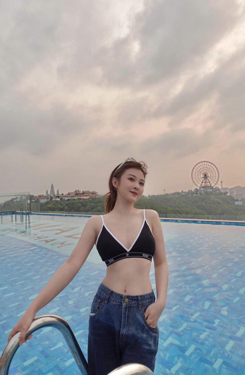 Body nuột nà của mỹ nhân 9X khiến dân tình xuýt xoa.