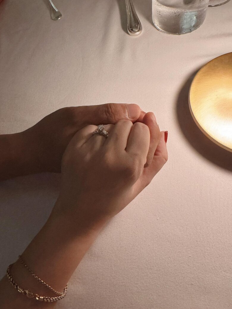 Băng Di từng khoe nhẫn kim cương được bạn trai cầu hôn vào tháng 10/2025.