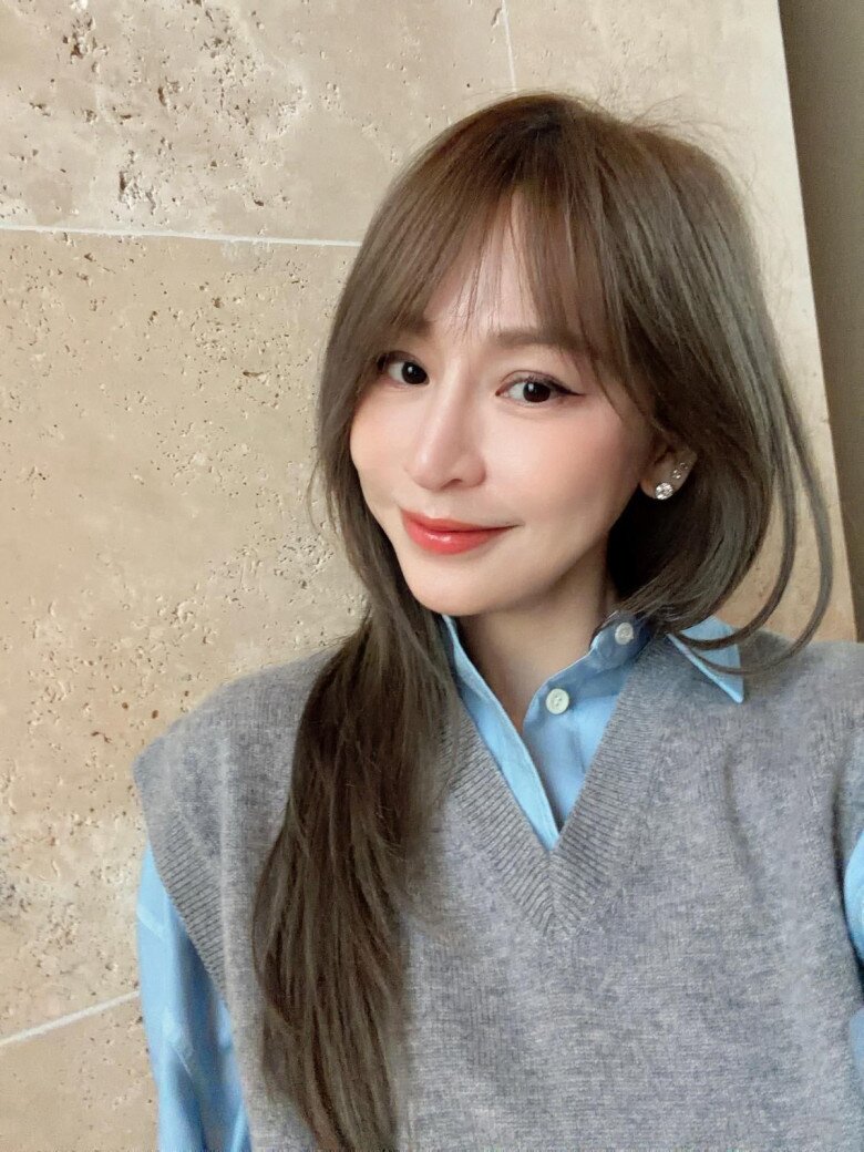 Với Vương Tâm Lăng, làn da khỏe bắt đầu từ những bước chăm sóc cơ bản. Cô ưu tiên làm sạch nhẹ nhàng để bảo vệ hàng rào tự nhiên của da, đồng thời duy trì thói quen đắp mặt nạ đều đặn nhằm cấp ẩm, nuôi dưỡng và giữ da luôn căng mọng.