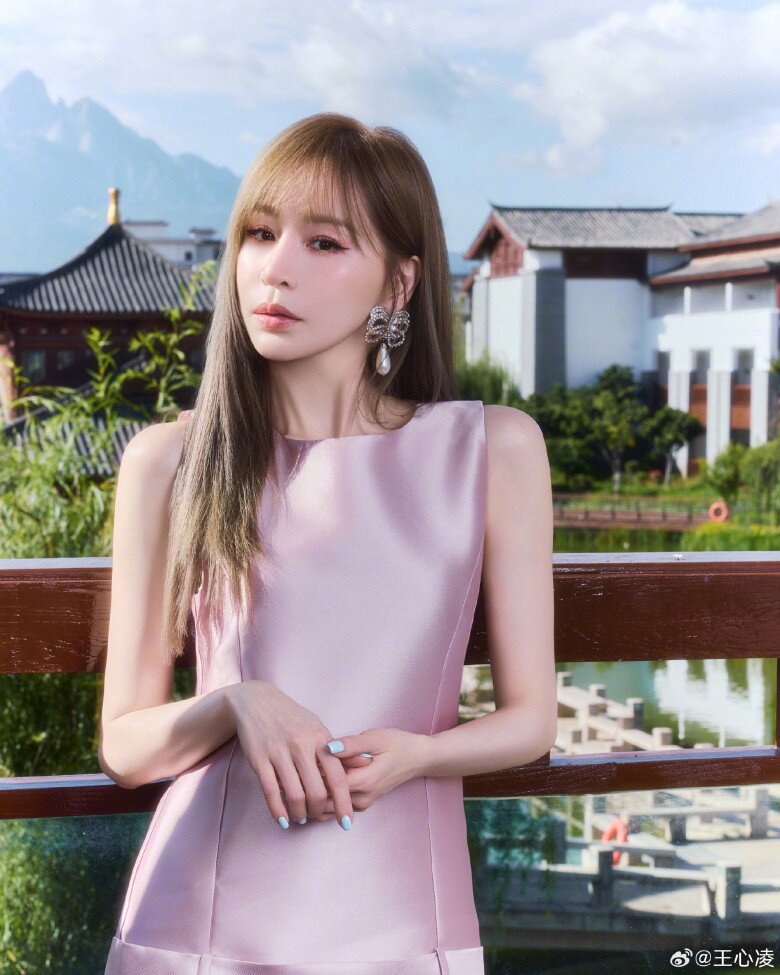 Bên cạnh mỹ phẩm, mỹ nhân 8X còn chú trọng cách sử dụng để tối ưu hiệu quả. Cô kết hợp massage khi dưỡng da nhằm thúc đẩy tuần hoàn, đồng thời xem chống nắng là lá chắn quan trọng giúp ngăn ngừa lão hóa và bảo vệ làn da mỗi ngày.