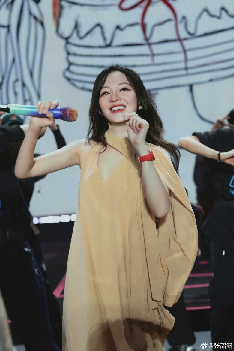 Trương Thiều Hàm đã kiên trì cắt giảm đường tinh luyện khỏi chế độ ăn suốt nhiều năm. Nữ ca sĩ hạn chế bánh kẹo, nước ngọt và đồ uống nhiều đường, thay vào đó ưu tiên mật ong để tạo vị ngọt tự nhiên, góp phần duy trì làn da khỏe mạnh và làm chậm quá trình lão hóa.