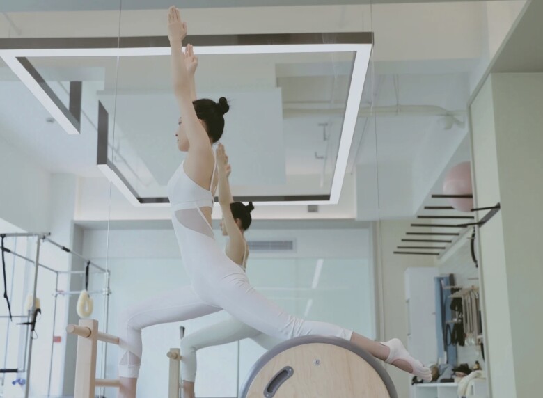 Trương Thiều Hàm gắn bó với bộ môn pilates trong nhiều năm. Thói quen tập luyện đều đặn giúp nữ ca sĩ duy trì vóc dáng săn chắc, thon gọn và vẻ ngoài tràn đầy sức sống.