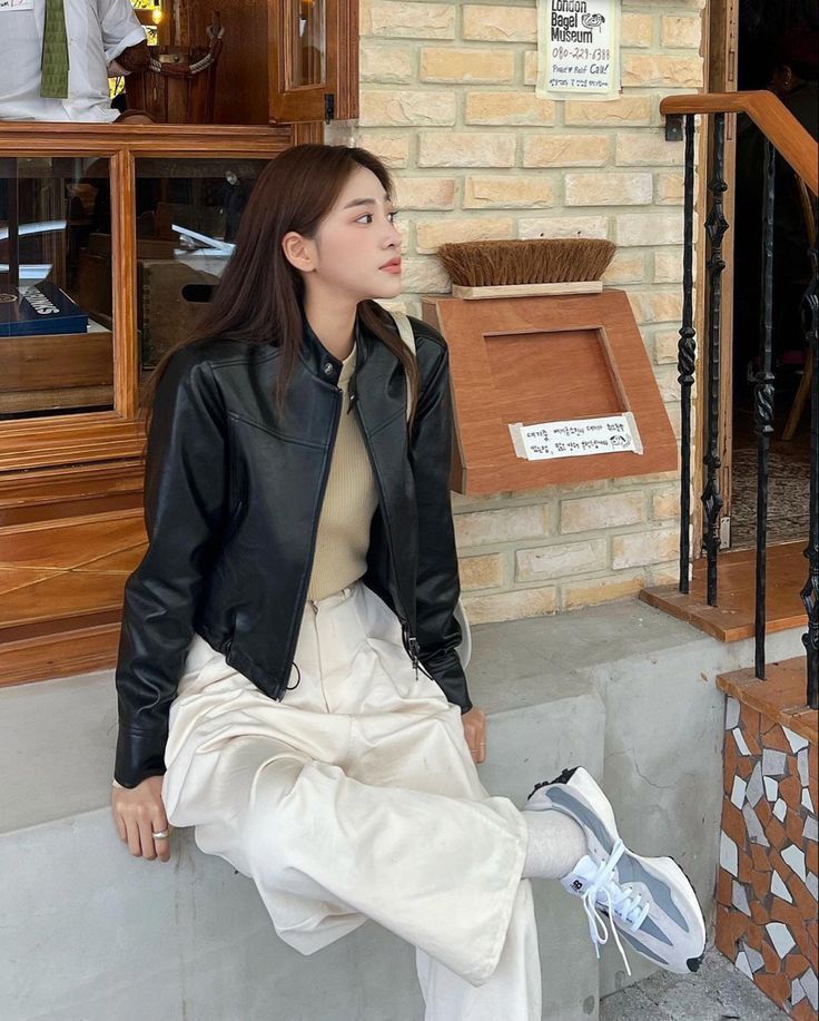 Áo khoác da là lựa chọn hoàn hảo để làm mới phong cách đầu Thu mà vẫn giữ được vẻ tinh tế. Những thiết kế tối giản, phom dáng gọn gàng giúp phụ nữ 30+ trông thời thượng, cá tính nhưng không quá nổi loạn hay kén hoàn cảnh sử dụng.