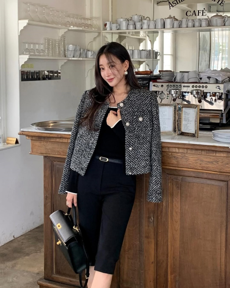 Áo khoác tweed luôn gắn liền với hình ảnh thanh lịch và đẳng cấp. Chất liệu đặc trưng cùng phom dáng tinh tế giúp món đồ này dễ dàng nâng tầm mọi bản phối, mang đến vẻ ngoài sang trọng mà vẫn trẻ trung, rất phù hợp với phụ nữ ngoài 30 tuổi.