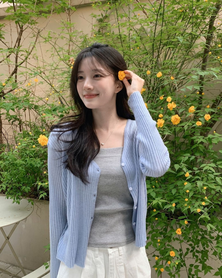 Cardigan mang đến vẻ mềm mại, nữ tính nhưng vẫn đủ chỉn chu để diện trong nhiều hoàn cảnh. Với thiết kế nhẹ nhàng và dễ phối đồ, đây là kiểu áo khoác giúp phụ nữ 30+ vừa giữ ấm những ngày đầu Thu, vừa duy trì phong cách thanh lịch, tinh tế.