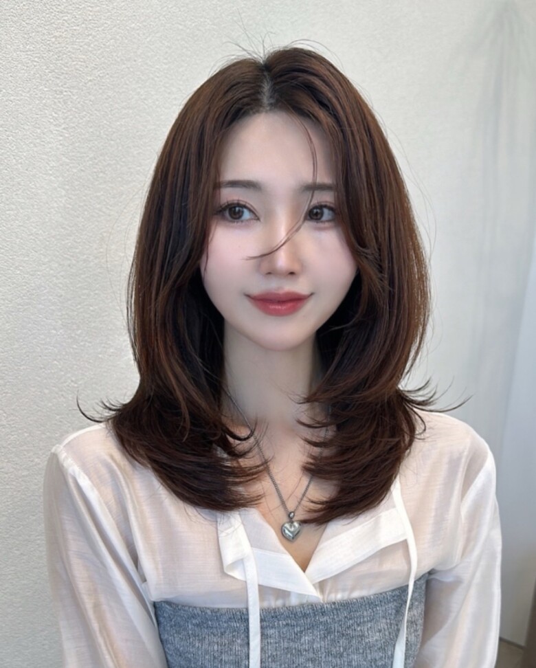Đuôi tóc uốn cụp ôm sát gương mặt, tạo hiệu ứng thon gọn và thanh thoát. Kiểu tóc mang vẻ ngoài thanh lịch, rất phù hợp với môi trường công sở.