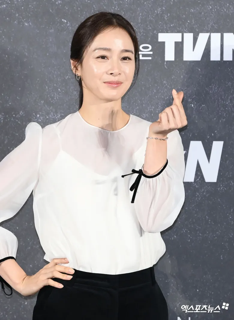 Bước sang tuổi 46, Kim Tae Hee không còn sở hữu gương mặt căng mịn tuyệt đối như thời son trẻ. Dẫu vậy, Quốc bảo nhan sắc Hàn Quốc vẫn ghi điểm nhờ thần thái rạng rỡ và vẻ đẹp tự nhiên.