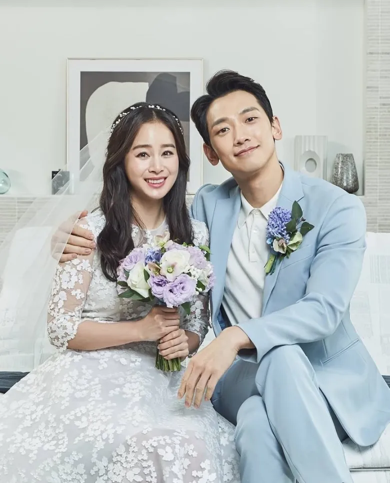 Năm 2017, Kim Tae Hee kết hôn cùng Bi Rain sau nhiều năm hẹn hò. Sau gần một thập kỷ gắn bó, cặp đôi hiện có hai con gái và xây dựng tổ ấm hạnh phúc.
