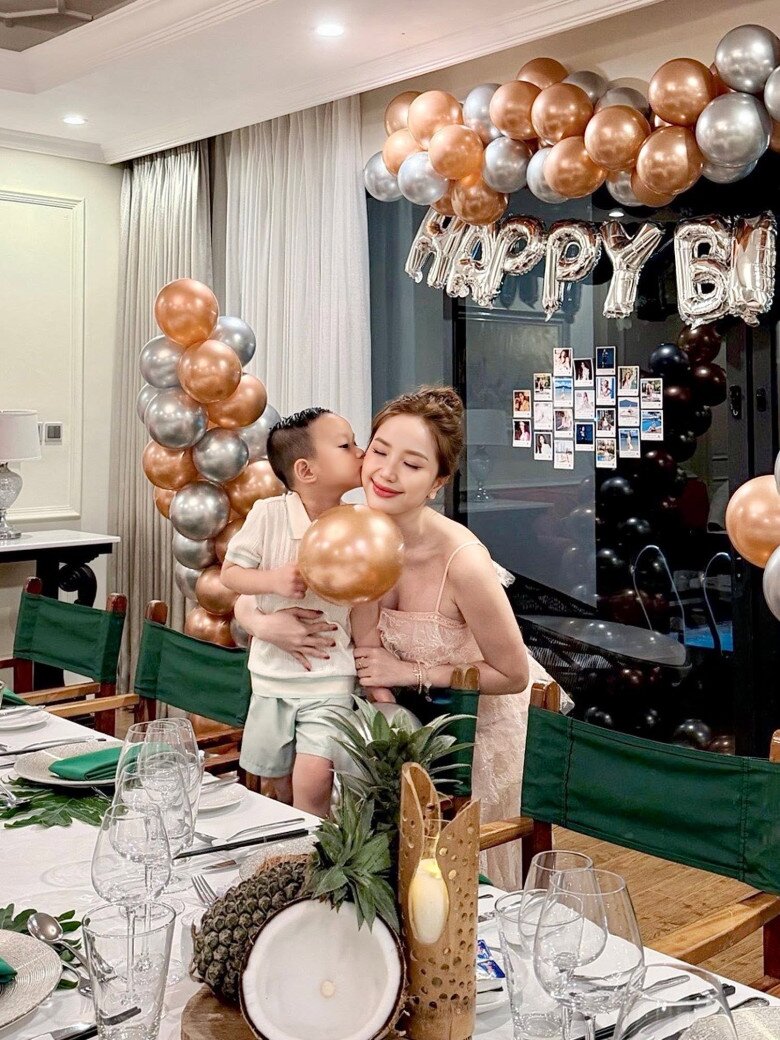 Vợ chồng Bảo Thy bày tỏ sự bất ngờ trước khả năng bơi lội của con trai.
