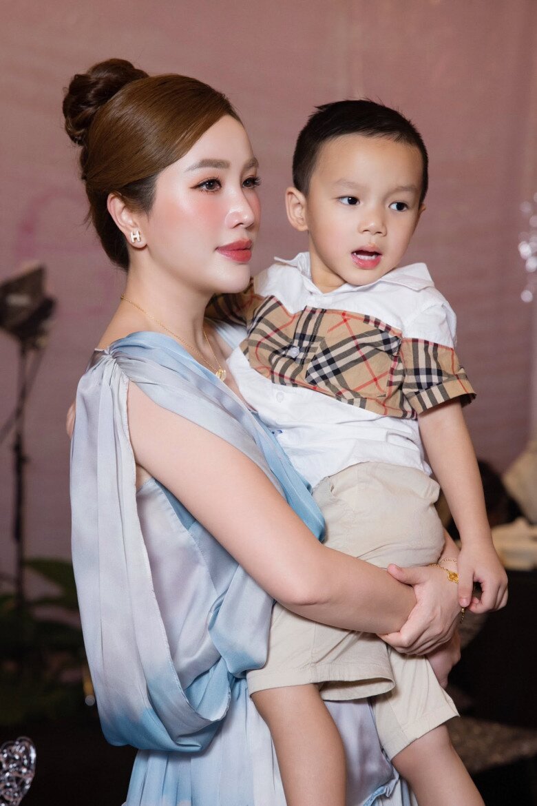 Bé Victor gần 5 tuổi, sở hữu vẻ ngoài điển trai.