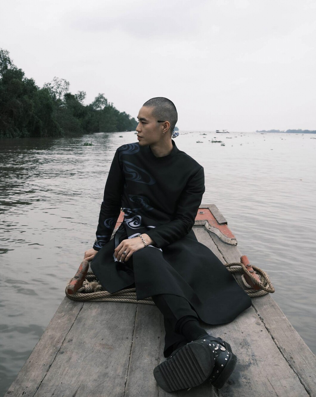 Đăng Trần sở hữu trang Instagram cá nhân hơn 7 nghìn người theo dõi. Trước đây, anh từng làm người mẫu hợp tác với nhiều thương hiệu thời trang, nhãn hàng nổi tiếng. Những năm trở lại đây, Đăng Trần thỉnh thoảng về Việt Nam tham gia một số hoạt động nghệ thuật, quảng cáo. Mặc dù vậy, nam diễn viên vẫn rất kín tiếng trong việc chia sẻ chuyện đời tư, ít chia sẻ trên các phương tiện truyền thông và mạng xã hội.