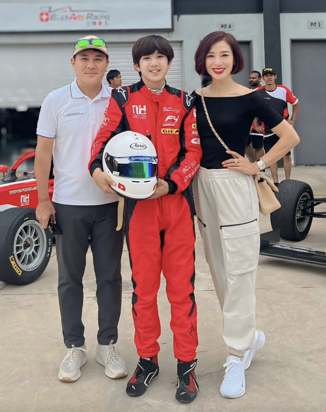 Thu Hương tự hào khi 2 con đã lớn và có hướng đi riêng của mình: Nam Khánh thì thích kinh doanh, thích đầu tư và tài chính giống ba Nam. Còn Nam Anh thì thích nghiên cứu khoa học, thể thao tốc độ, kiên trì và sâu sắc.