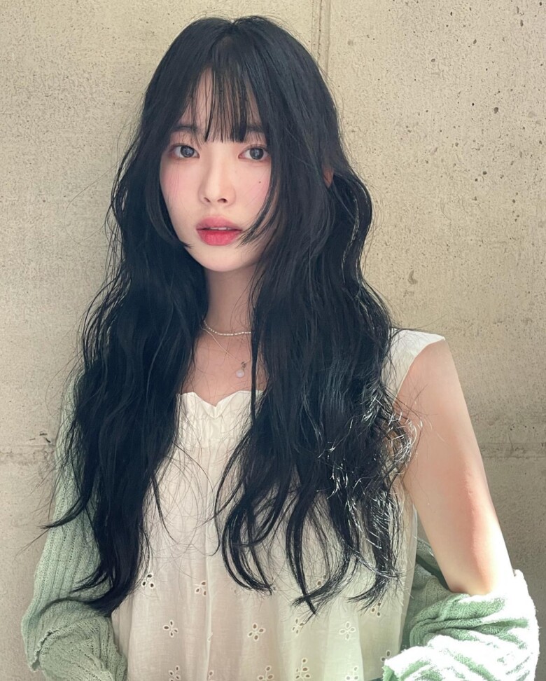 Những lọn sóng mềm kết hợp mái thưa giúp mái tóc thêm bồng bềnh, tạo hiệu ứng dày tự nhiên. Đồng thời, kiểu tóc còn giúp gương mặt nhỏ nhắn và hài hòa hơn.