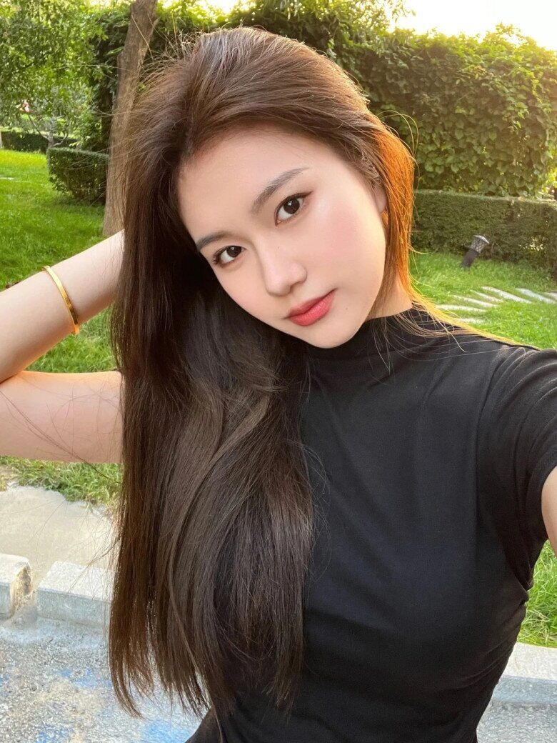 Một mái tóc đủ độ ẩm sẽ luôn trông dày và bồng bềnh hơn tóc khô xơ. Kết hợp dầu dưỡng cùng mặt nạ ủ tóc đúng cách giúp phục hồi hư tổn, giảm chẻ ngọn và tăng độ mềm mượt cho mái tóc.