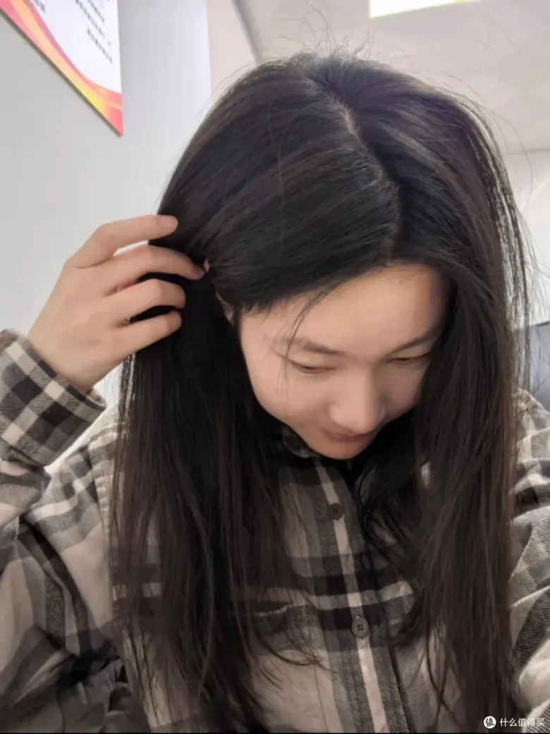 Dùng đầu ngón tay massage nhẹ theo chuyển động tròn thay vì cào bằng móng. Cách này giúp làm sạch da đầu, kích thích tuần hoàn và giảm gãy rụng tóc.