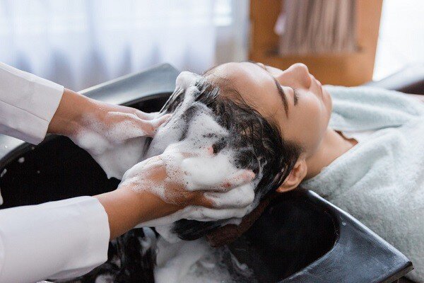 Đừng đổ dầu gội trực tiếp lên tóc. Hãy tạo bọt trước trong lòng bàn tay để làm sạch nhẹ nhàng, giảm ma sát, giúp tóc mềm mượt và hạn chế khô xơ.
