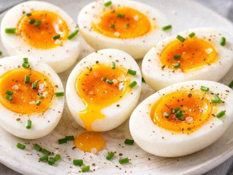 Ăn trứng luộc lòng đào có bổ dưỡng hơn luộc chín và đâu là sai lầm thường gặp nhất khi ăn trứng?