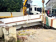 Sức khỏe - Vụ bé trai lớp 3 bị cổng làng đổ sập: Bác sĩ nối tạm bàn tay đứt lìa vào chân, duy trì tuần hoàn