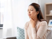 Sức khỏe - Đau họng khi giao mùa thường do đâu, khi nào cần đi khám?