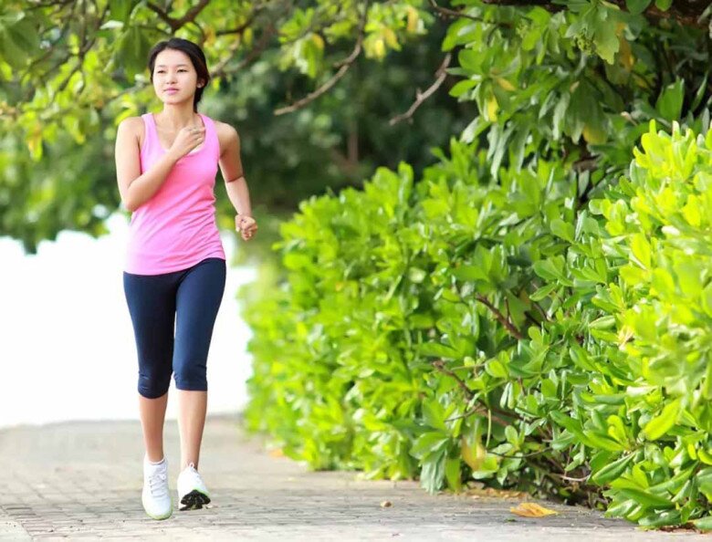 Thực hiện ăn uống lành mạnh, tránh thức khuya và vận động là biện pháp phòng bệnh mãn tính hiệu quả. Ảnh minh họa. 