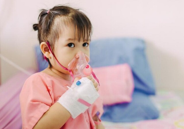 Khi trẻ bị bệnh đường hô hấp, phụ huynh tuyệt đối không bỏ qua dấu hiệu rút lõm lồng ngực ở trẻ. Ảnh minh họa. 
