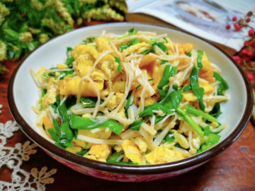 Sức khỏe - Loại rau nào rất ít nhiễm hóa chất nhưng là “kho kháng sinh tự nhiên”, ăn sống hay nấu chín đều tốt, giá chỉ 5.000 đồng?
