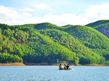 Lifestyle - 10 hồ nước tuyệt đẹp ở Bắc Trung Bộ, có nơi được ví như "Vịnh Hạ Long thu nhỏ", cảnh sắc mê hoặc quanh năm