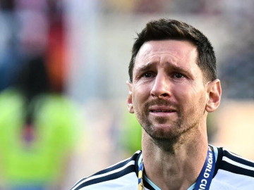 Tột đỉnh chung kết World Cup: Tây Ban Nha nâng cúp sau hiệp phụ, Messi bật khóc