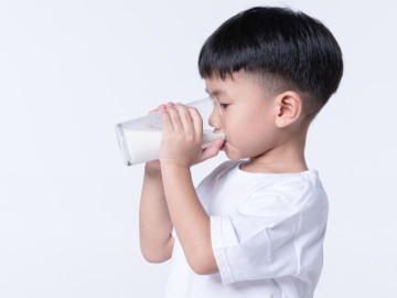 Để phát triển trí não của trẻ cần bổ sung dinh dưỡng thế nào? Đây là cách chọn sữa hạt vừa giàu dưỡng chất vừa thơm ngon, giúp trẻ thích uống mỗi ngày
