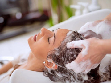 Sức khỏe - Việc đơn giản như gội đầu nhiều người cũng mắc sai lầm dễ gây hàng loạt nguy cơ, thậm chí là đột tử