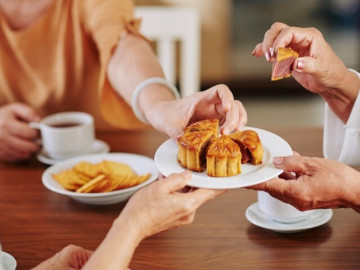 Một chiếc bánh trung thu bằng 5 bát cơm, nhưng thời điểm ăn mới thật sự là sai lầm với nhiều người