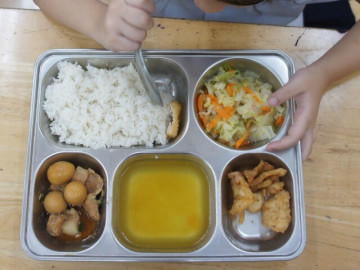 Hà Nội: Cận cảnh suất ăn bán trú trường Tiểu học Quảng Bị 1 sau lùm xùm bị nghi dùng "thịt ôi", "tóp mỡ"