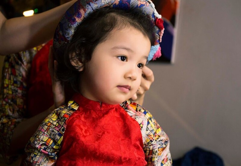 Bố mẹ diện mạo nổi bật, việc con cái được thừa hưởng gen trội là điều dễ hiểu. Bước vào độ tuổi dậy thì, ngoại hình của trẻ sẽ càng có nhiều thay đổi khiến phụ huynh bất ngờ hơn vì khác hẳn lúc nhỏ.

