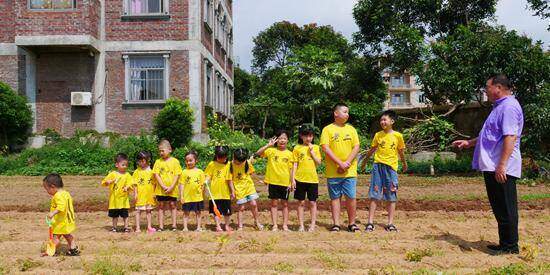 11 đứa cháu được gửi về quê nghỉ hè, ông nội U70 một mình “gánh team” khiến dân mạng chỉ biết bái phục - 1