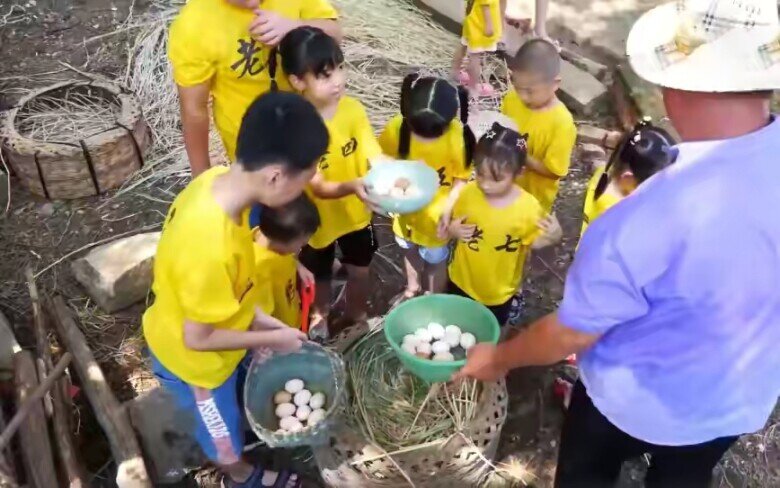 11 đứa cháu được gửi về quê nghỉ hè, ông nội U70 một mình “gánh team” khiến dân mạng chỉ biết bái phục - 2