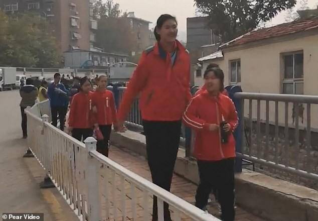 11 tuổi đã cao 2m1, cô bé khiến ai gặp cũng choáng ngợp, người mẹ tiết lộ quyết định từ năm con 5 tuổi - 1