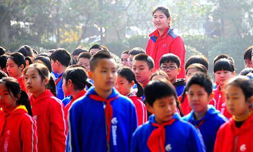 11 tuổi đã cao 2m1, cô bé khiến ai gặp cũng choáng ngợp, người mẹ tiết lộ quyết định từ năm con 5 tuổi - 2