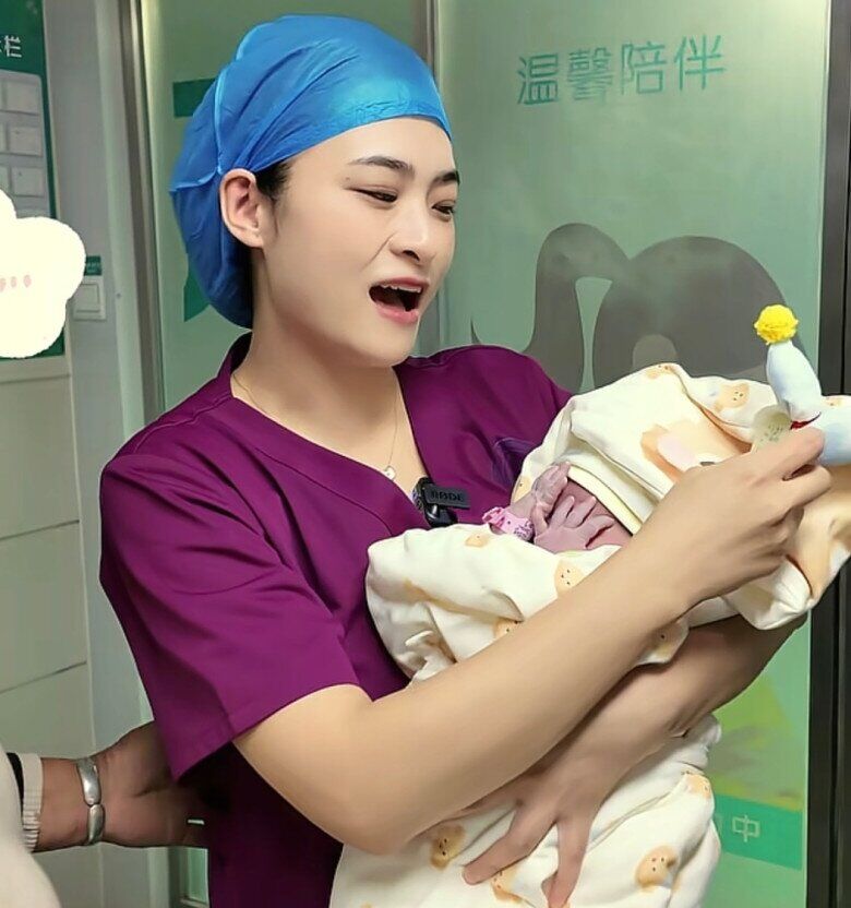 Bác sĩ vừa bế em bé sơ sinh ra ngoài phòng mổ, cả nhà chưa kịp nhìn, đứa trẻ đã liên tục lấy tay che mặt - 2