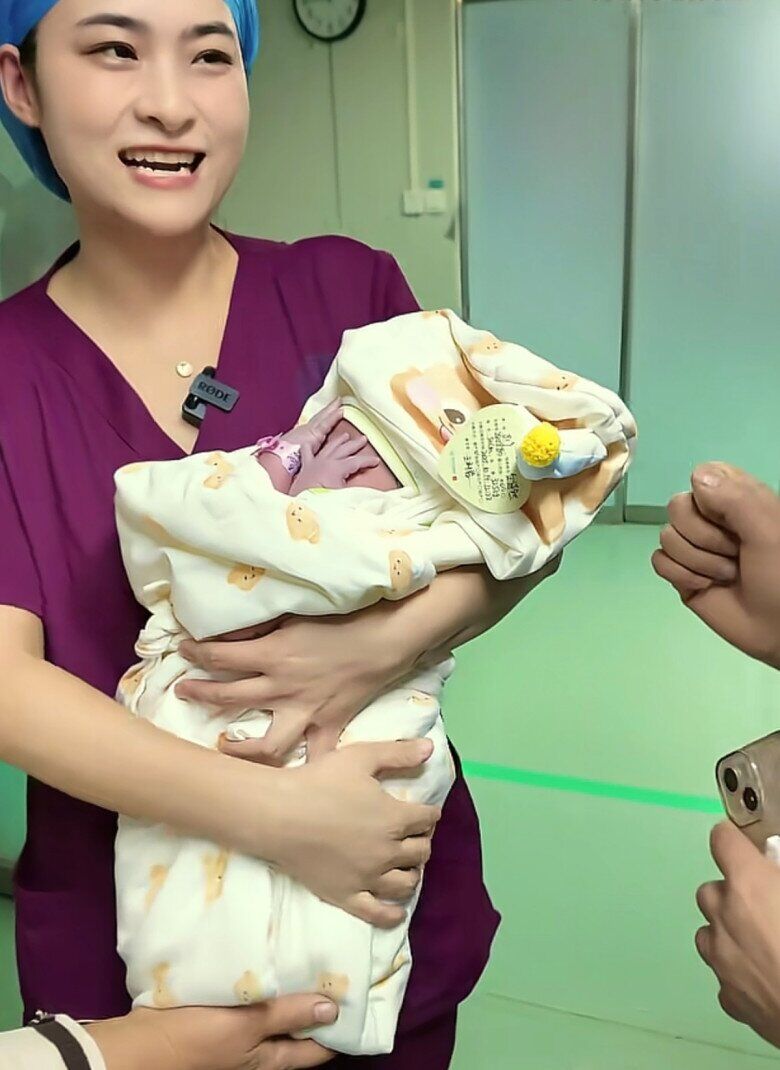Bác sĩ vừa bế em bé sơ sinh ra ngoài phòng mổ, cả nhà chưa kịp nhìn, đứa trẻ đã liên tục lấy tay che mặt - 3